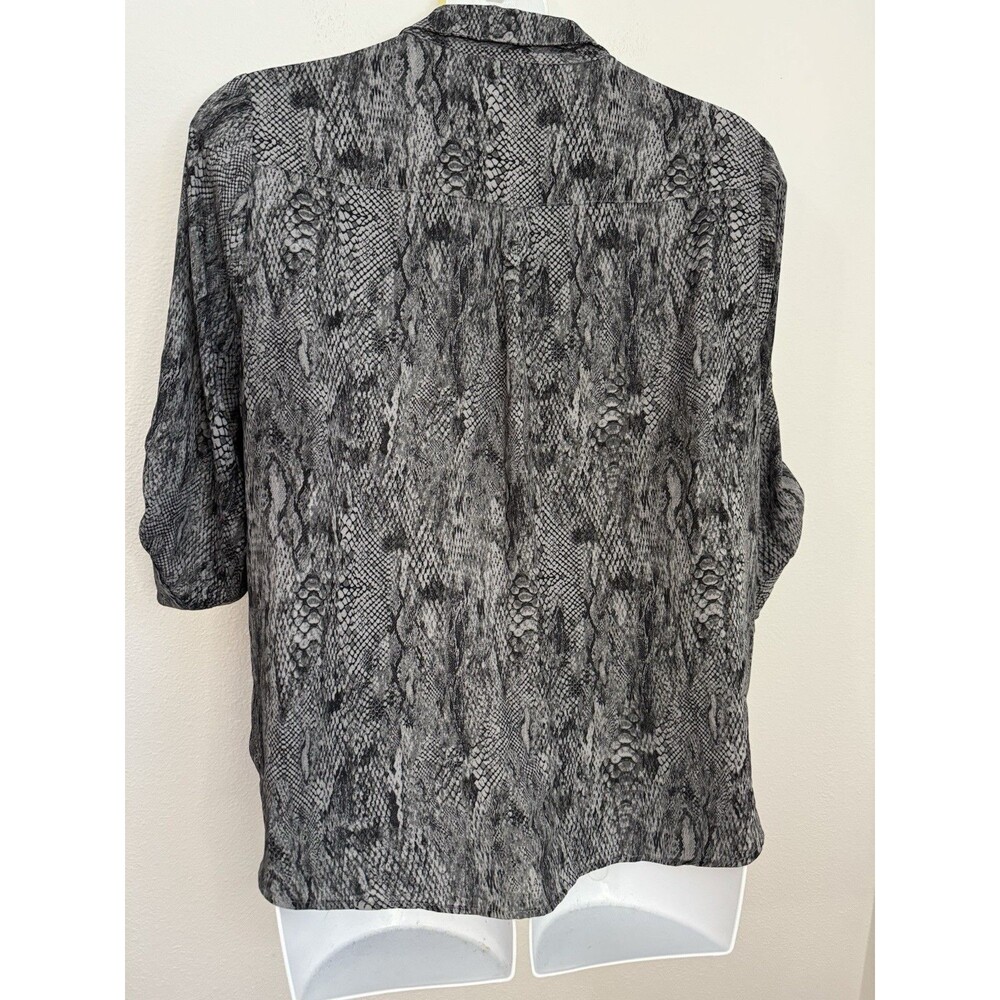 Torrid Womens Georgette Blouse Top Button Front 2 2X Snake Skin Gray Chiffon EUC - Picture 4 of 8